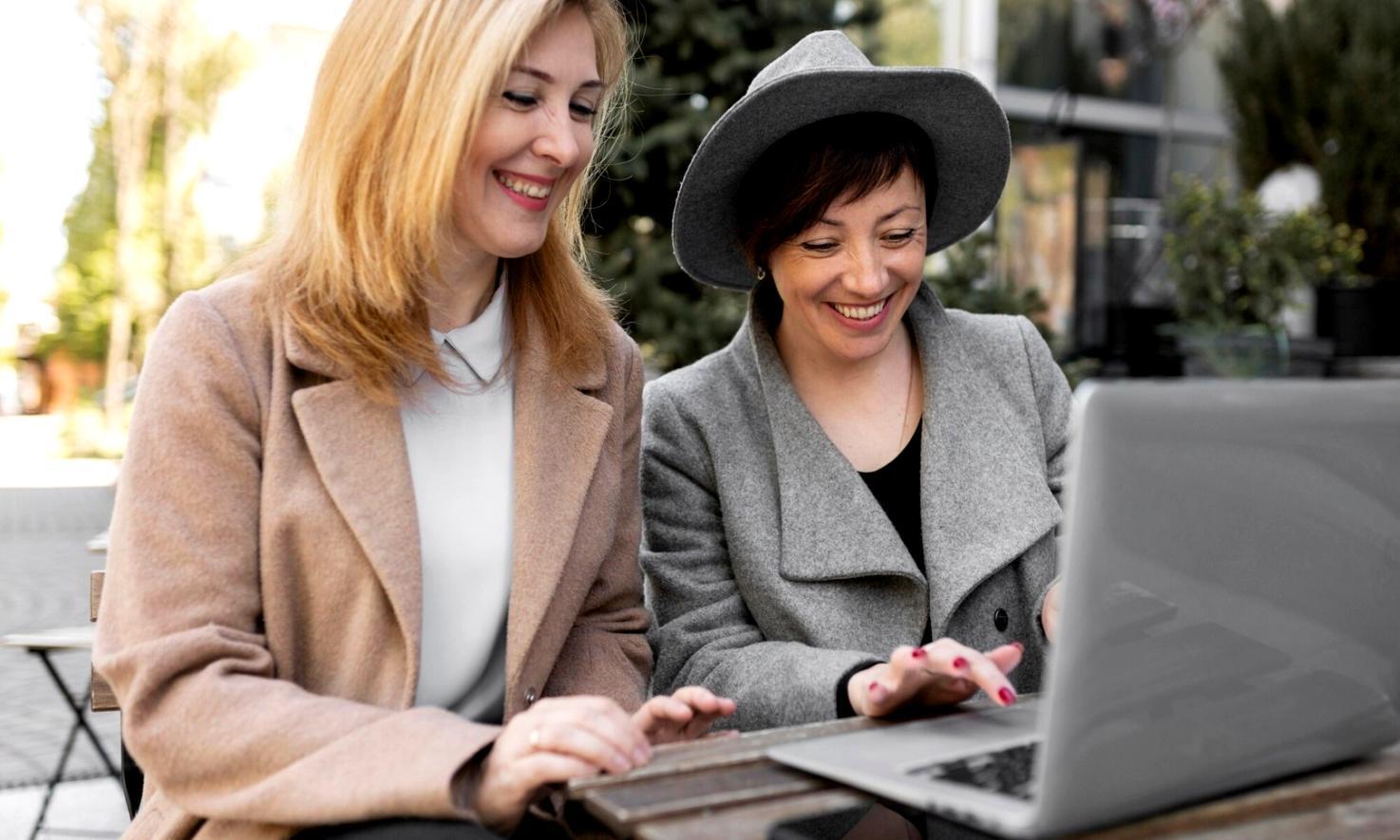 Ambiente di apprendimento moderno con workstation di analisi finanziaria
